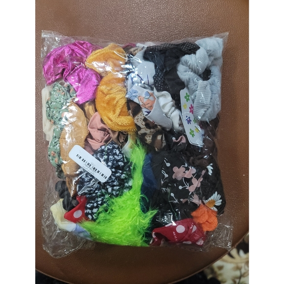 Bundle of Women Hair Accessories - Picture 4 of 7